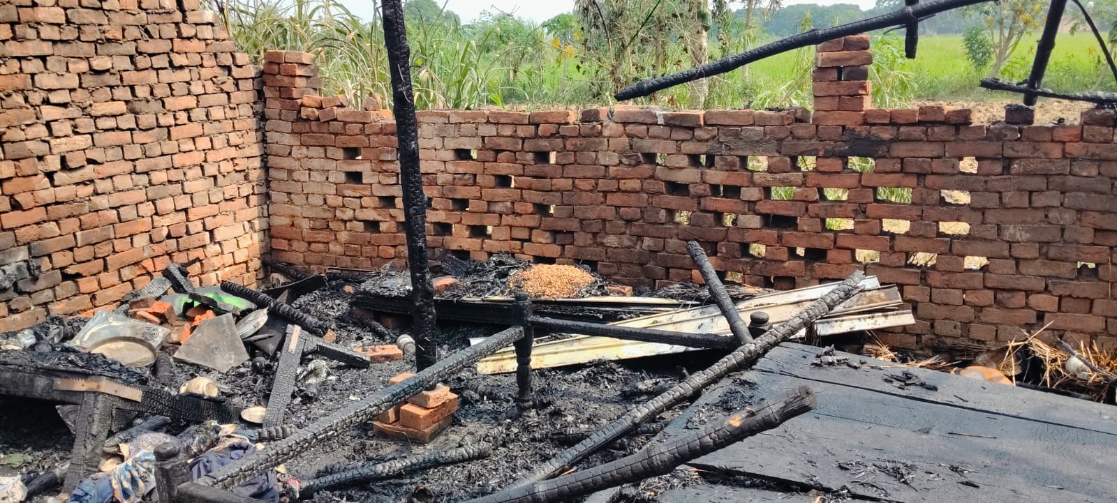 धनेठा गांव में मड़ई में लगी आग, नकदी और गृहस्थी का सामान जलकर राख